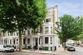 Beautiful 2-Bed, 2 Bathrooms Flat in Zone 1, - Just Minutes Walk to High Street Kensington, Earls Court, Hyde Park